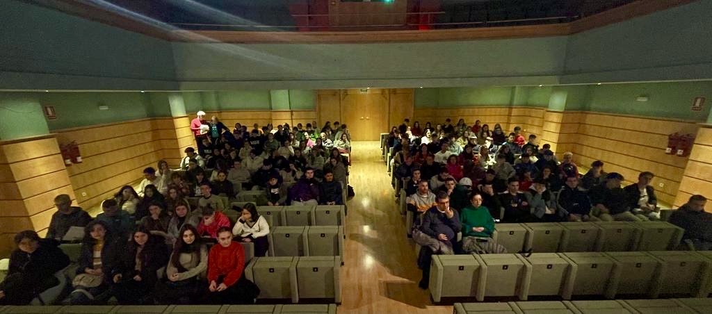 Reunión con los voluntarios de la XLI Carrera Urbana Internacional Noche de San Antón en el Teatro Darymelia