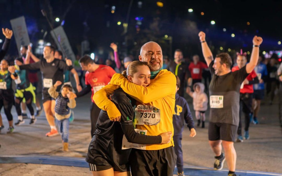 Los 10.000 atletas de la prueba popular de la 42 Carrera Urbana Internacional Noche de San Antón ya tienen nombre y apellidos tras agotarse los últimos 420 dorsales libres