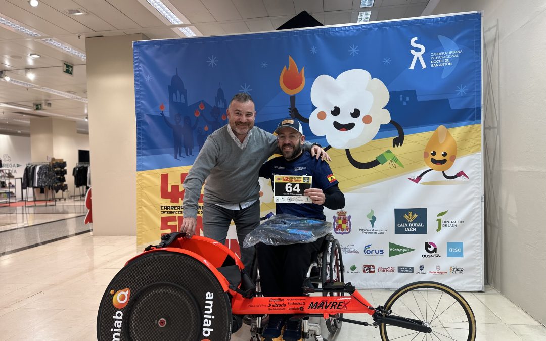 El concejal de Deportes, Carlos Alberca, recibe al actual campeón de la San Antón en la modalidad de silla de ruedas deportiva Rafael Botello