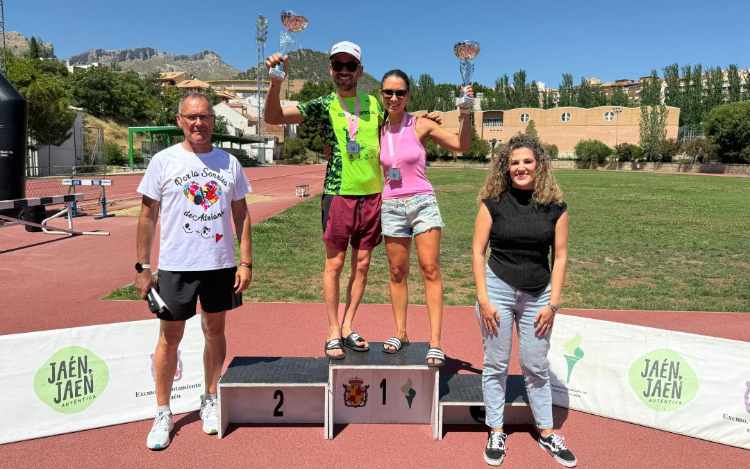 Jaime Gutiérrez, en la categoría masculina, y Elena Feligreras, en la femenina, ganadores del VII Maratón Solidario en pista «Ciudad de Jaén», que ha reunido a 150 participantes