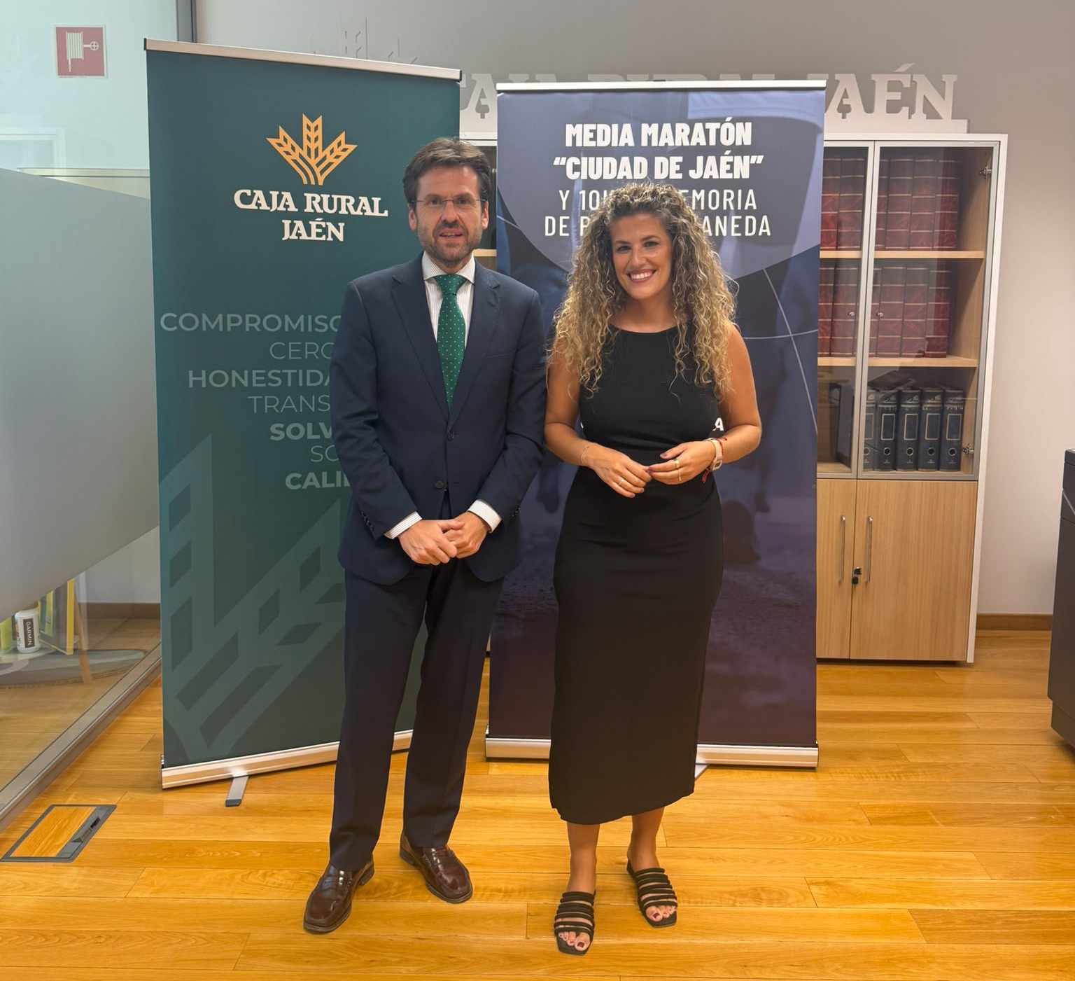El Ayuntamiento y Caja Rural de Jaén firman el convenio mediante el cual la entidad financiera se convierte en patrocinador oficial de la Milla Urbana Internacional de Otoño Manuel Pancorbo y la Media Maratón de Jaén